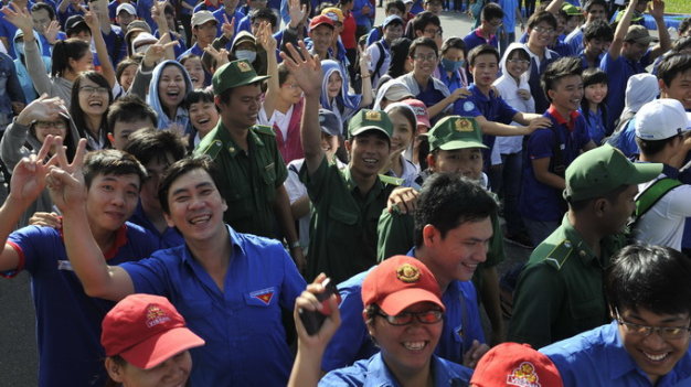ຊາວໜຸ່ມອາສາສະໝັກເຂົ້າຮ່ວມການຍ່າງ“ຕໍ່ກຳລັງແຮງໄປໂຮງຮຽນ”